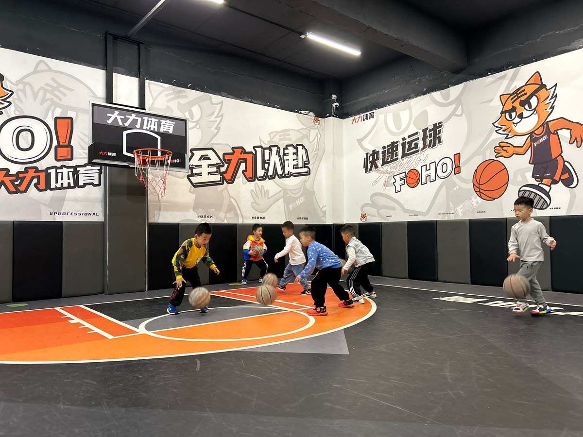 哪里可以找到配备智能场馆的篮球训练中心